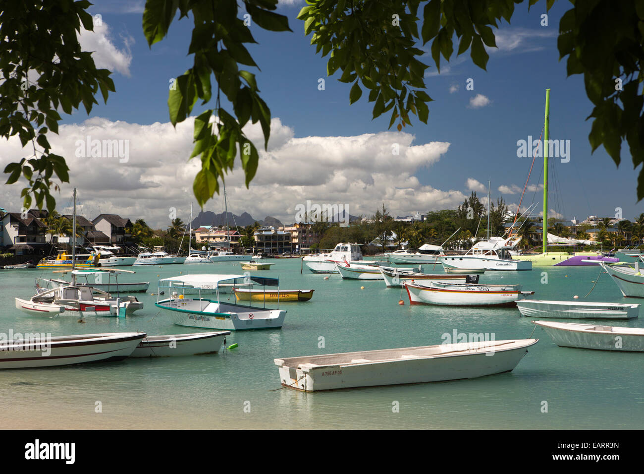 L'île Maurice, Grand Baie, plage publique, les bateaux amarrés dans la baie abritée Banque D'Images