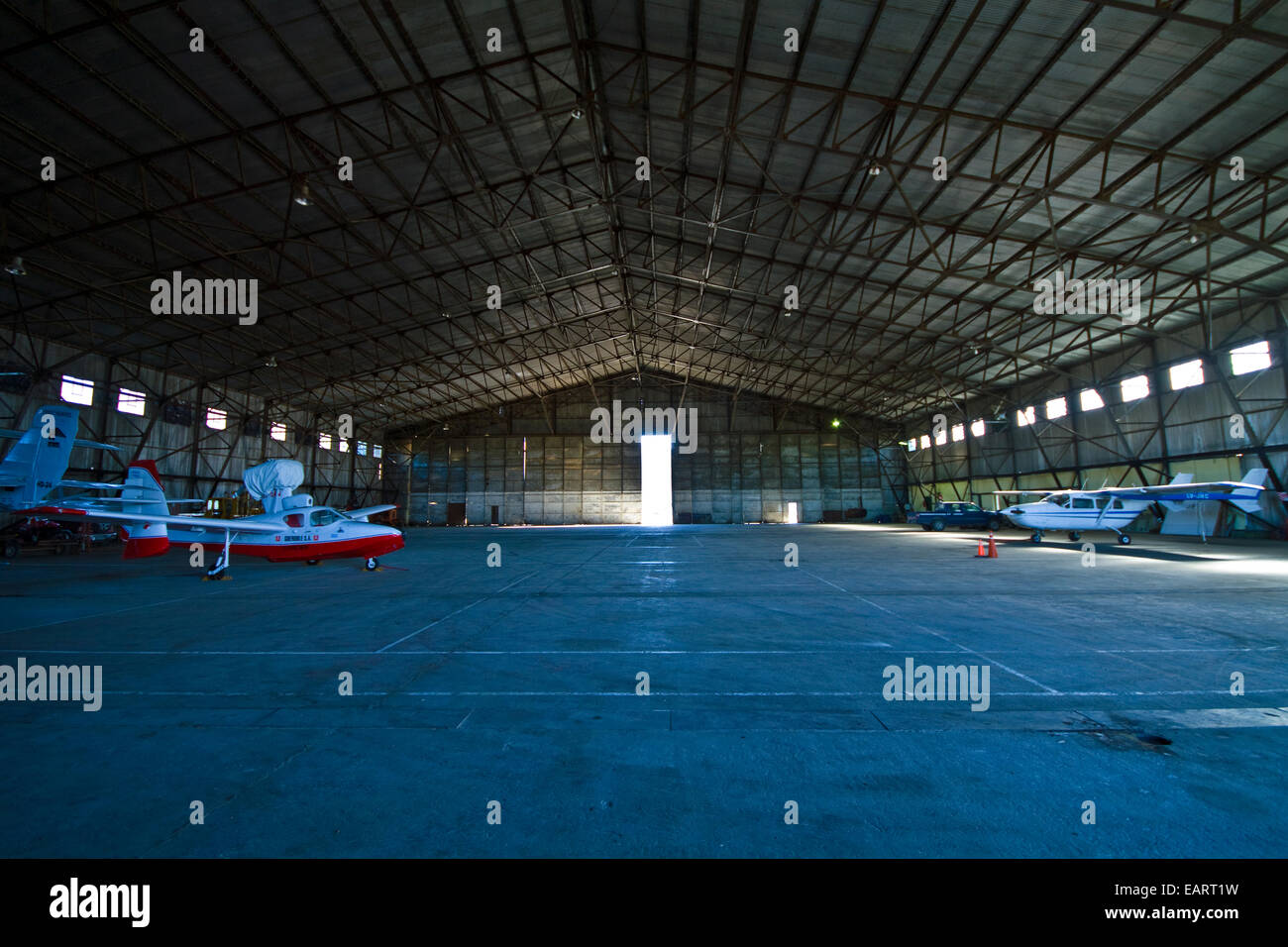 Un énorme hangar avions avions maisons vides pour alpine flying. Banque D'Images