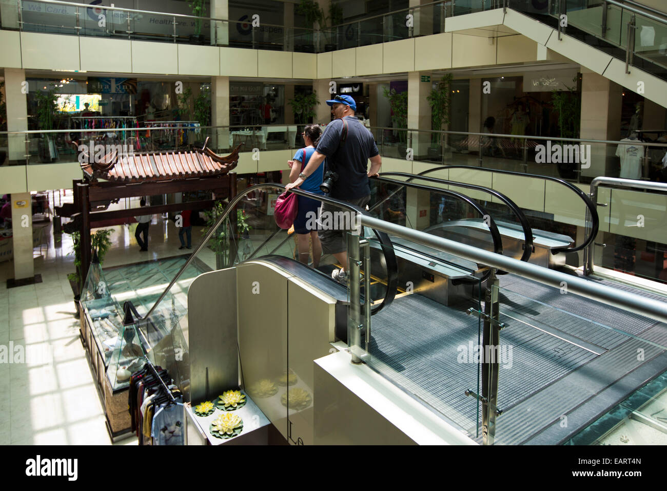 L'île Maurice, Grand Baie, centre commercial, les clients sur l'escalator Banque D'Images