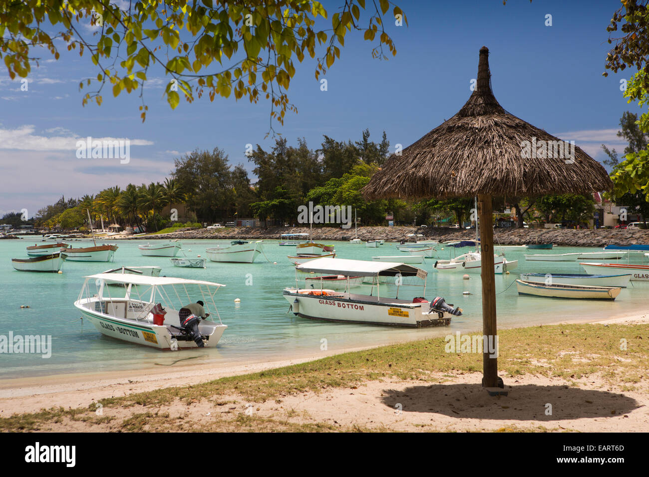 L'île Maurice, Grand Baie, plage publique, bateau à fond de verre amarrés dans la baie abritée Banque D'Images