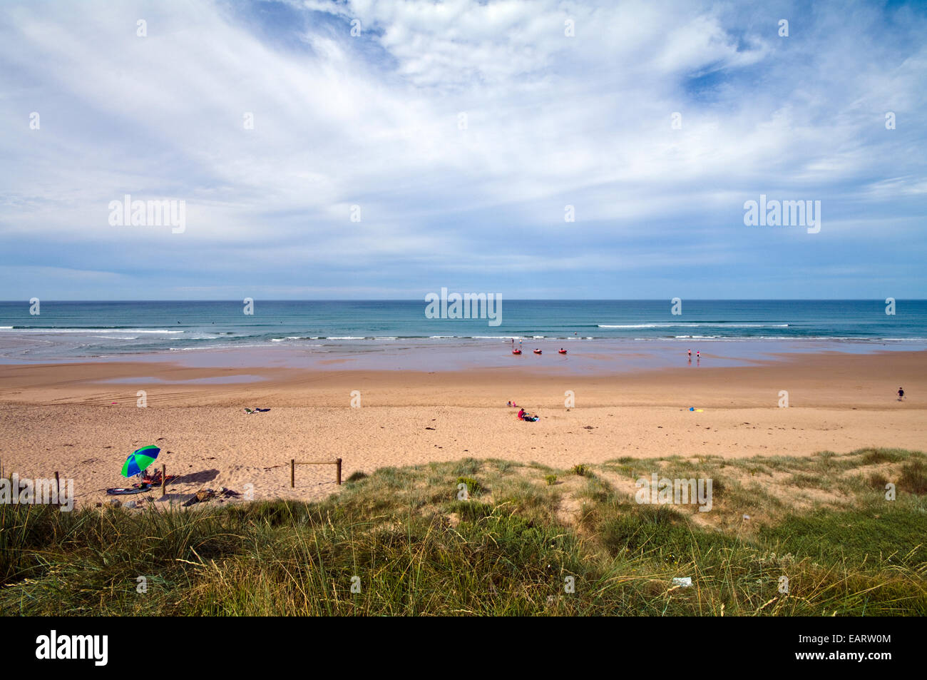 Un parasol sur une vaste plage en été. Banque D'Images