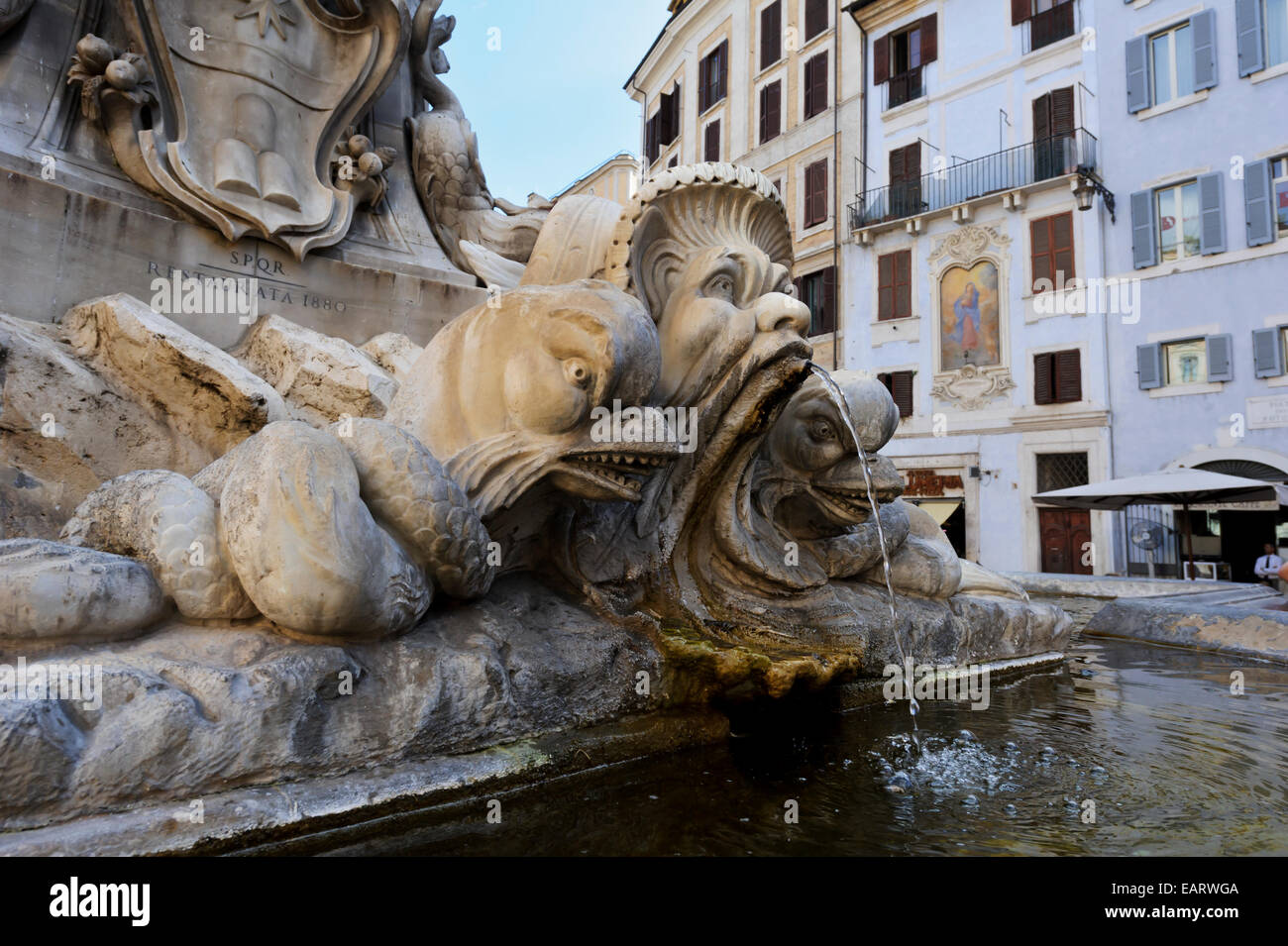 Des sculptures d'une fontaine près du Panthéon dans Ville de Rome, Italie. Banque D'Images