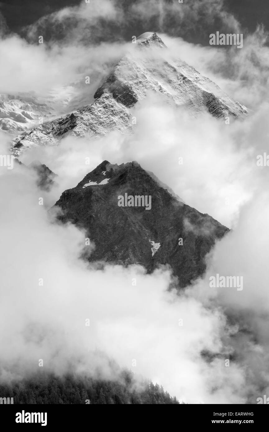 Une image en noir et blanc du Mont Blanc, une montagne à Chamonix, France couverts dans le brouillard Banque D'Images