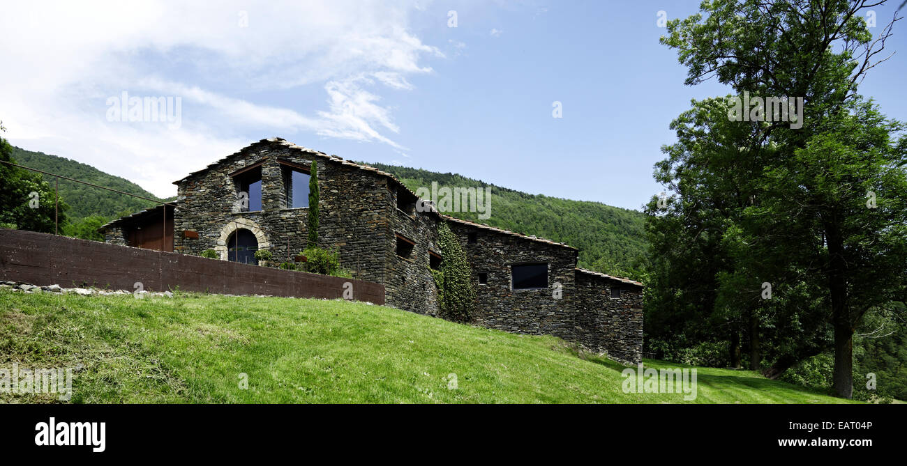 L'extérieur de l'ancienne ferme qui a été converti en maison de famille, Mas La Riba, Vilallonga de Ter, Gérone, Espagne Banque D'Images