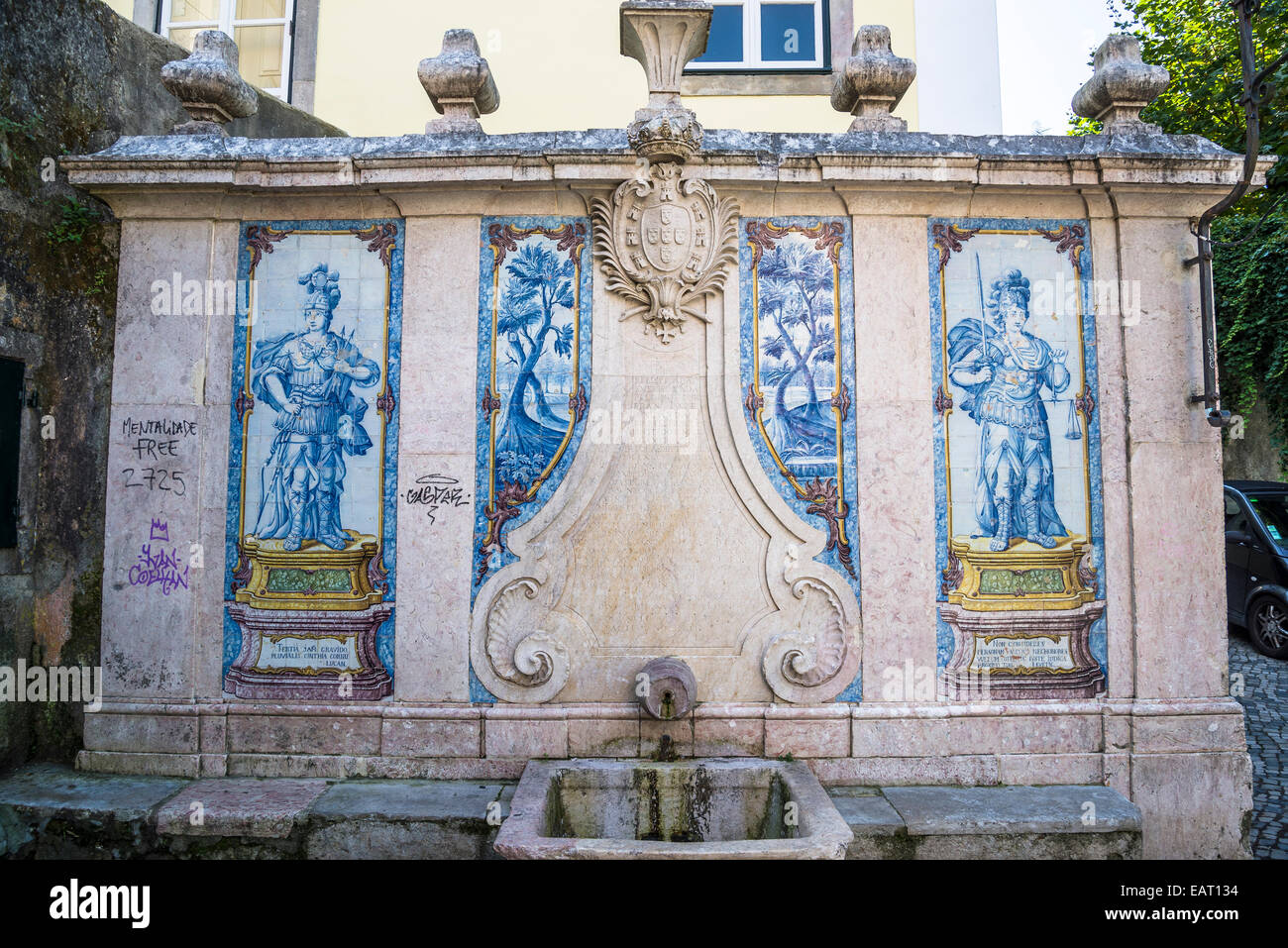 Fontaine historique avec tuiles azulejo, Sintra, Portugal Banque D'Images