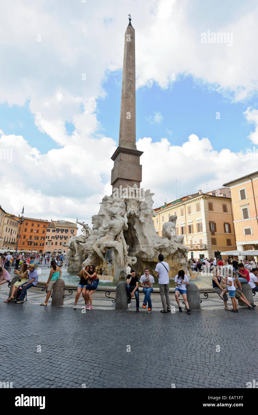 Les quatre fleuves fontaine à eau avec un obélisque de la Piazza Navona en ville de Rome, Italie. Banque D'Images