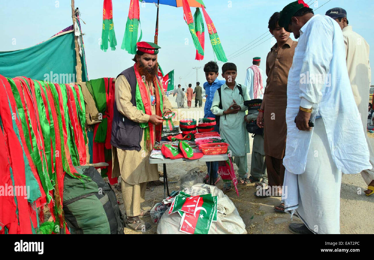 Préparation de réunion politique sont en cours comme le Tehreek-e-Insaf (PTI) va pour pouvoir "Show" à Larkana, le moyeu de la famille Bhutto et Peoples Party le 21 novembre près de Ali Abad, à distance de 8 km du Mausolée, le jeudi 20 novembre, 2014. Banque D'Images