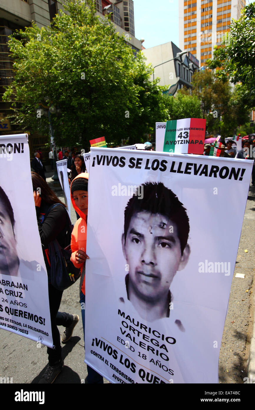 La Paz, Bolivie. 20 novembre, 2014. Mars manifestants avec des bannières avec les photos des disparus pour exiger la justice pour les 43 étudiants disparus au Mexique et protester contre le gouvernement mexicain pour son traitement de l'affaire et la corruption. Aujourd'hui a été désigné une journée mondiale d'action pour l'Ayotzinapa ; une grève nationale est prévue au Mexique et beaucoup de manifestations ont lieu dans le monde entier pour montrer son appui. Les élèves (qui étaient d'un collège de formation des enseignants) a disparu après des affrontements avec la police dans la nuit du 26 septembre dans la ville d'Iguala. Credit : James Brunker / Alamy Live News Banque D'Images