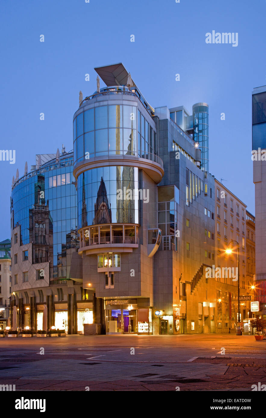 Vienne - immeuble moderne sur la place Stephansplatz au crépuscule. Banque D'Images
