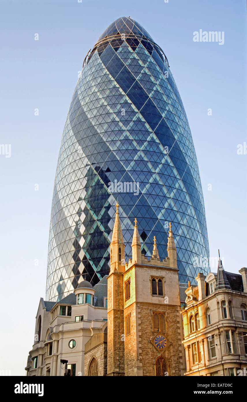 Londres - la tour Swiss Re et néo-gothique dans la chambre la lumière au coucher du soleil Banque D'Images