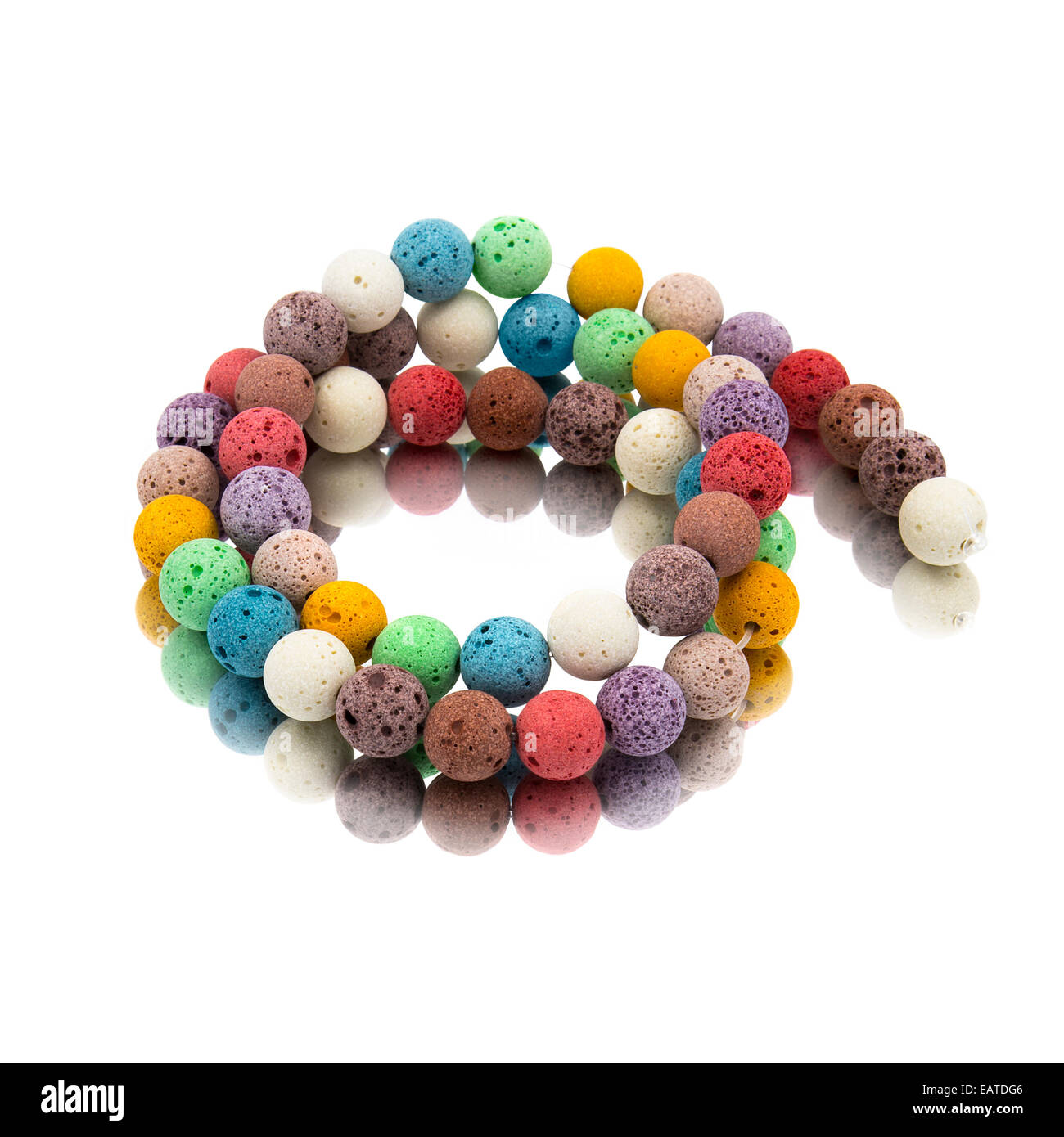 Perles colorées volcan lave avec réflexion. Arrière-plan blanc. Banque D'Images