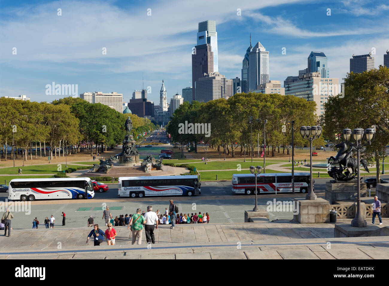 Vue sur le centre-ville de Philadelphie depuis les marches du Musée d'arts et les touristes... Banque D'Images