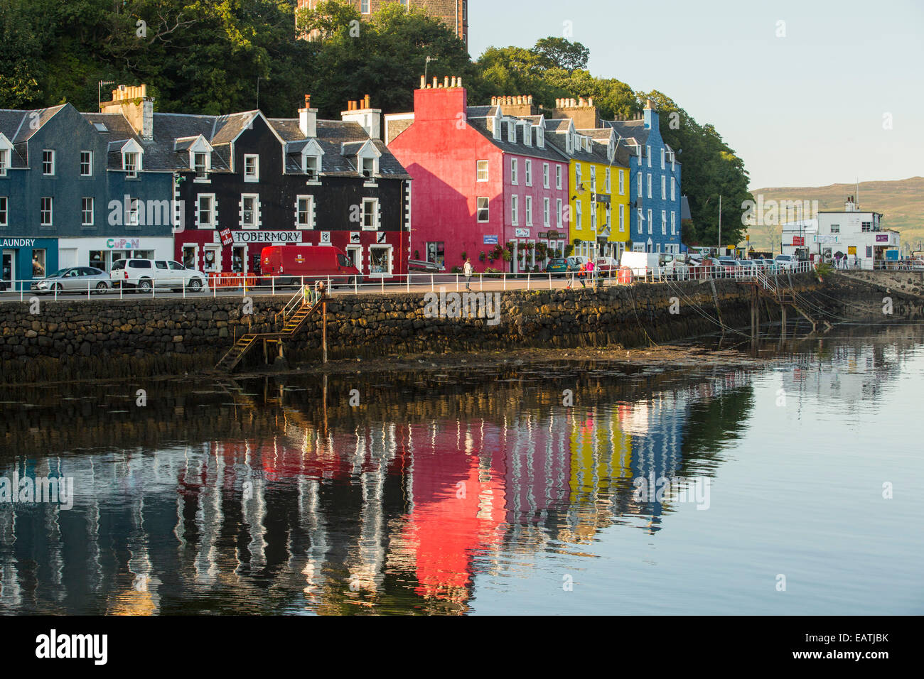 La célèbre promenade de Tobermory sur l'île de Mull, en Ecosse, Royaume-Uni, avec ses boutiques peint colouful. Banque D'Images