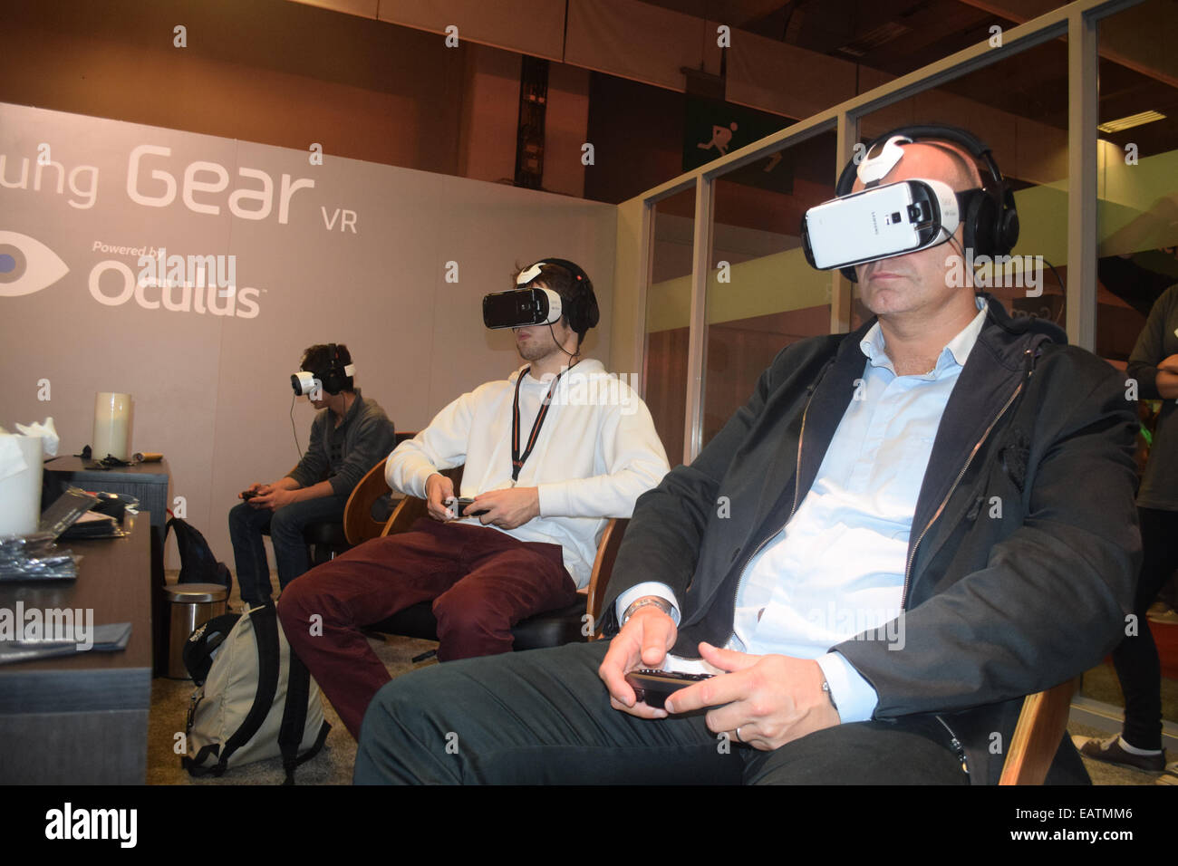 31 octobre 2014 - Paris, France : un jeu vidéo joueur essaie l'Oculus Rift, un casque de réalité virtuelle 3D. L'écran de l'ordinateur Banque D'Images