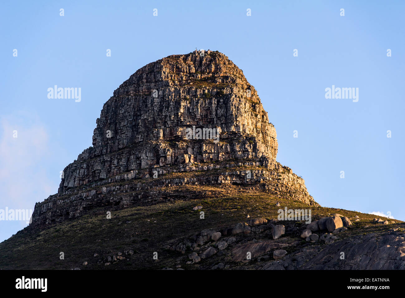 Le robuste de la tête de lion de la falaise s'élève dans le ciel au-dessus de la ville du Cap. Banque D'Images