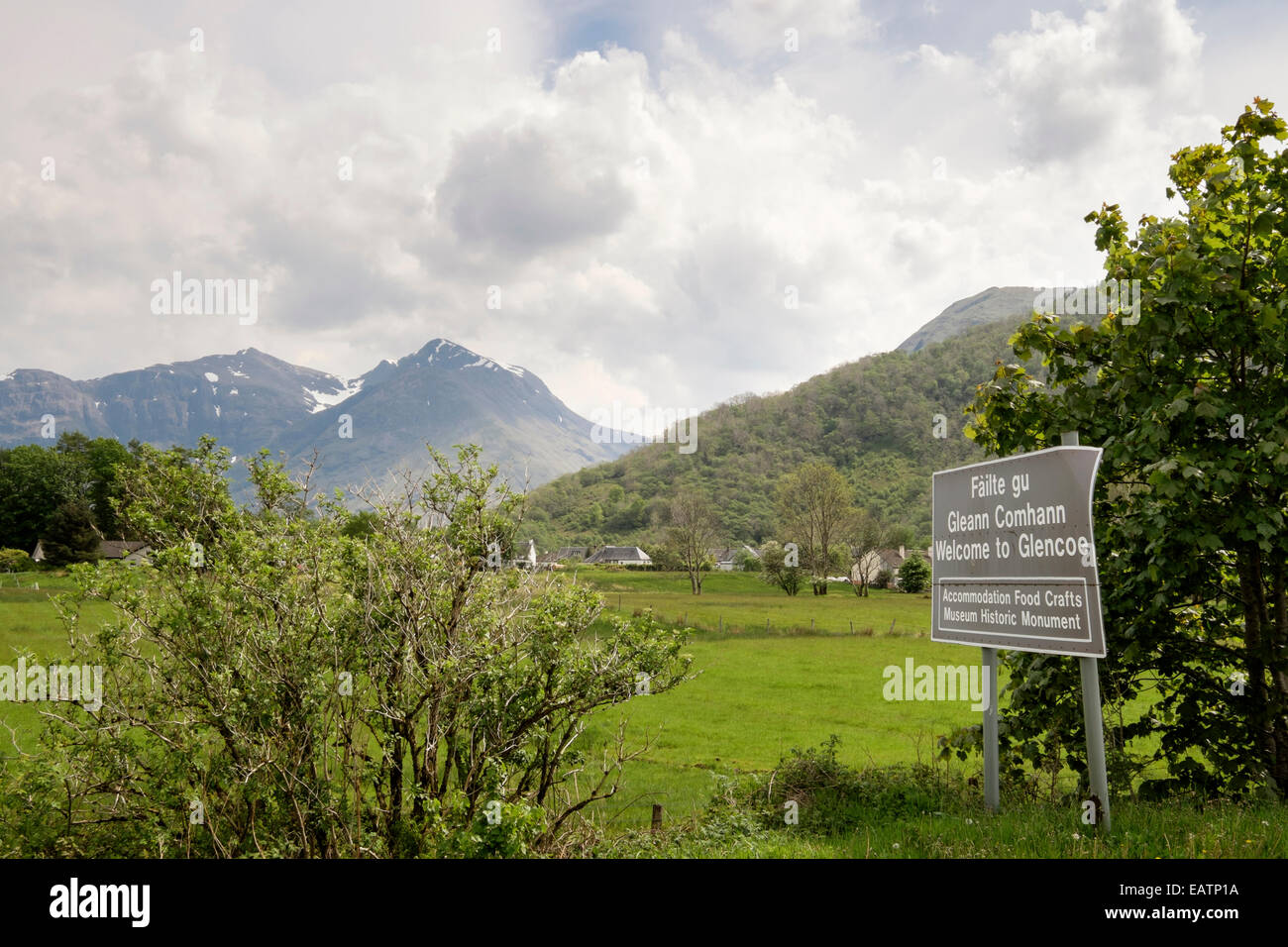 Gaélique bilingue anglais panneau du village Bienvenue à Glencoe, Highland, Scotland, UK, en Grande-Bretagne, en Europe. Banque D'Images