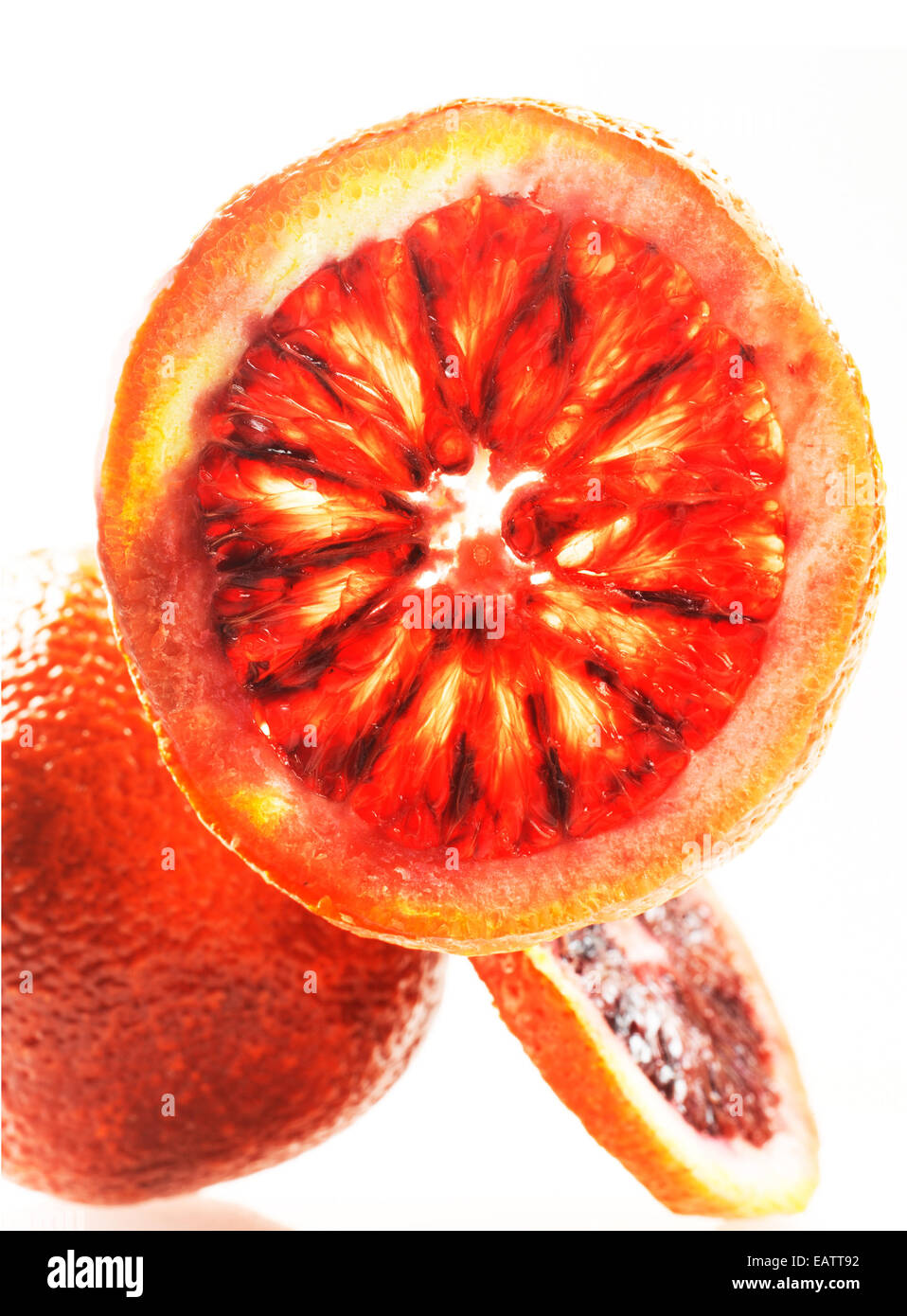 Tranches d'une orange sanguine sur fond blanc Banque D'Images