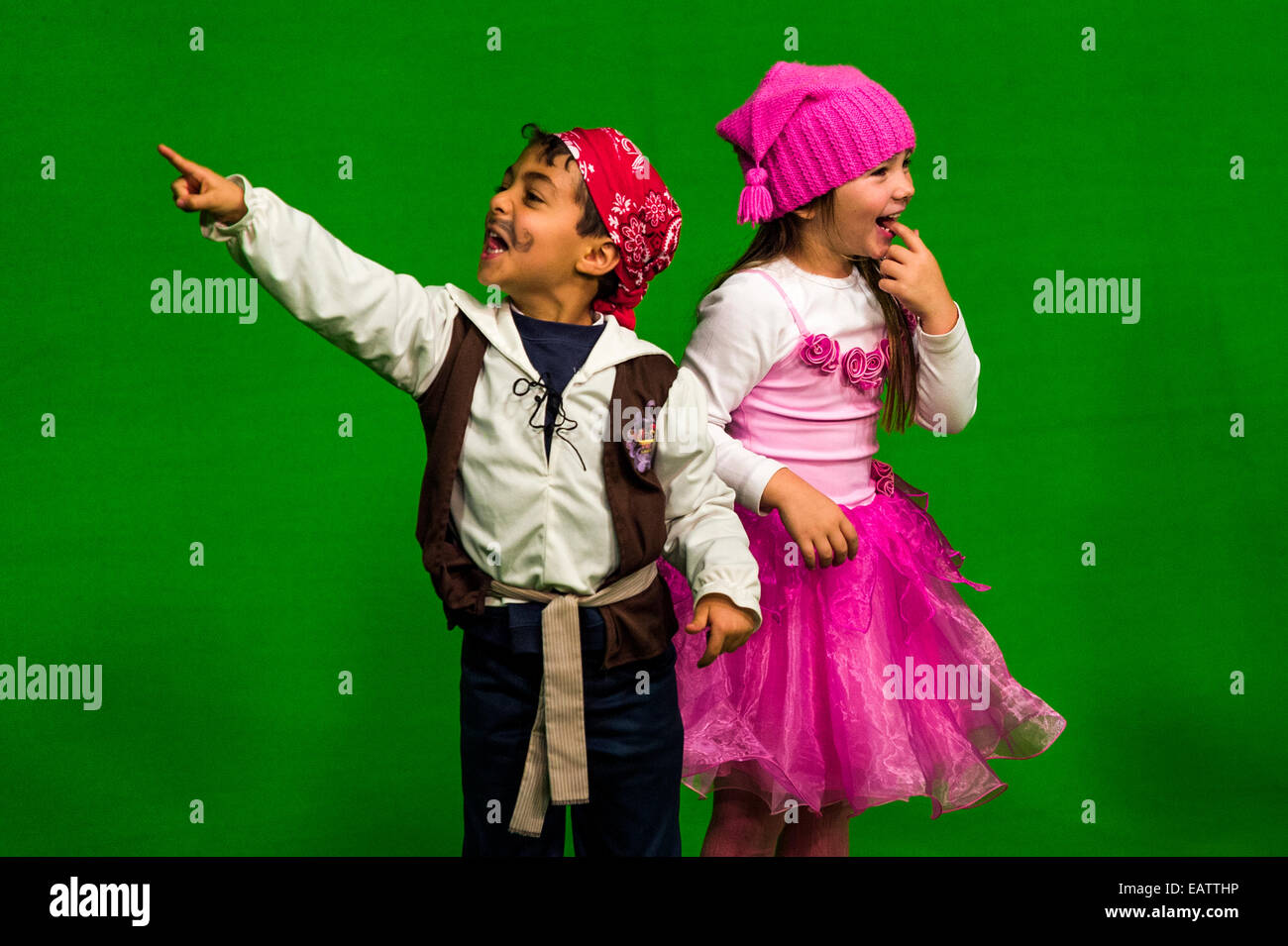 Les enfants de l'école l'exécution devant un écran vert dans un studio. Banque D'Images