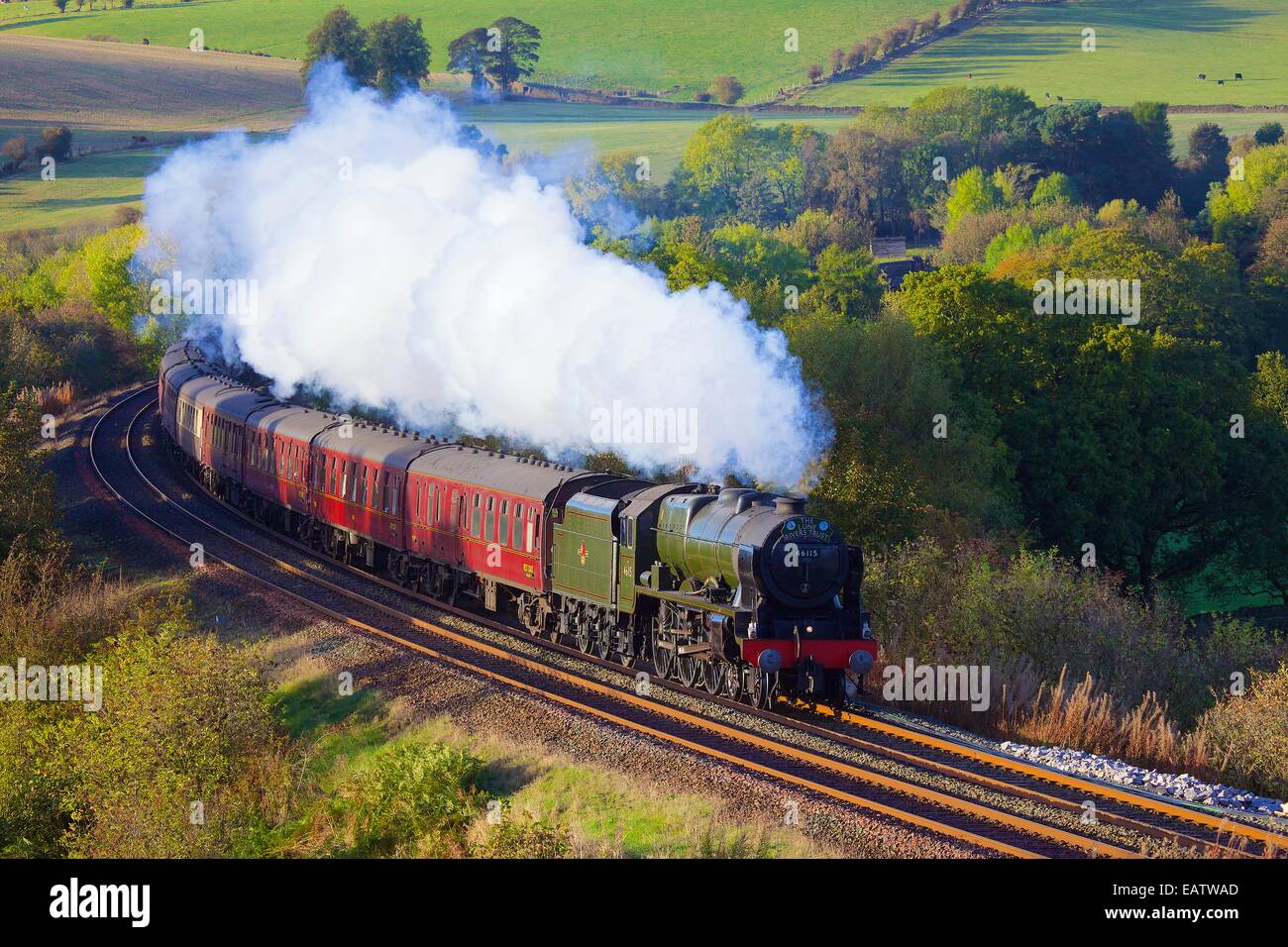 Locomotive vapeur 46115 Classe LMS Royal Scot Scots Guardsman près de la ferme du Bois bas Baron Armathwaite, Eden Valley, Cumbria, Royaume-Uni. Banque D'Images