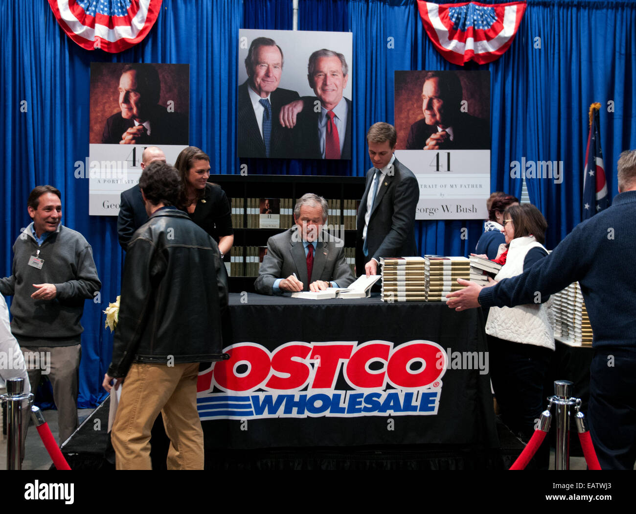 Columbus, Ohio, USA. 20 novembre, 2014. L'ancien président américain George Bush signe son livre '41 : Un portrait d'un père' pour les fans de l'Easton Costco . Credit : Brent Clark/Alamy Live News Banque D'Images
