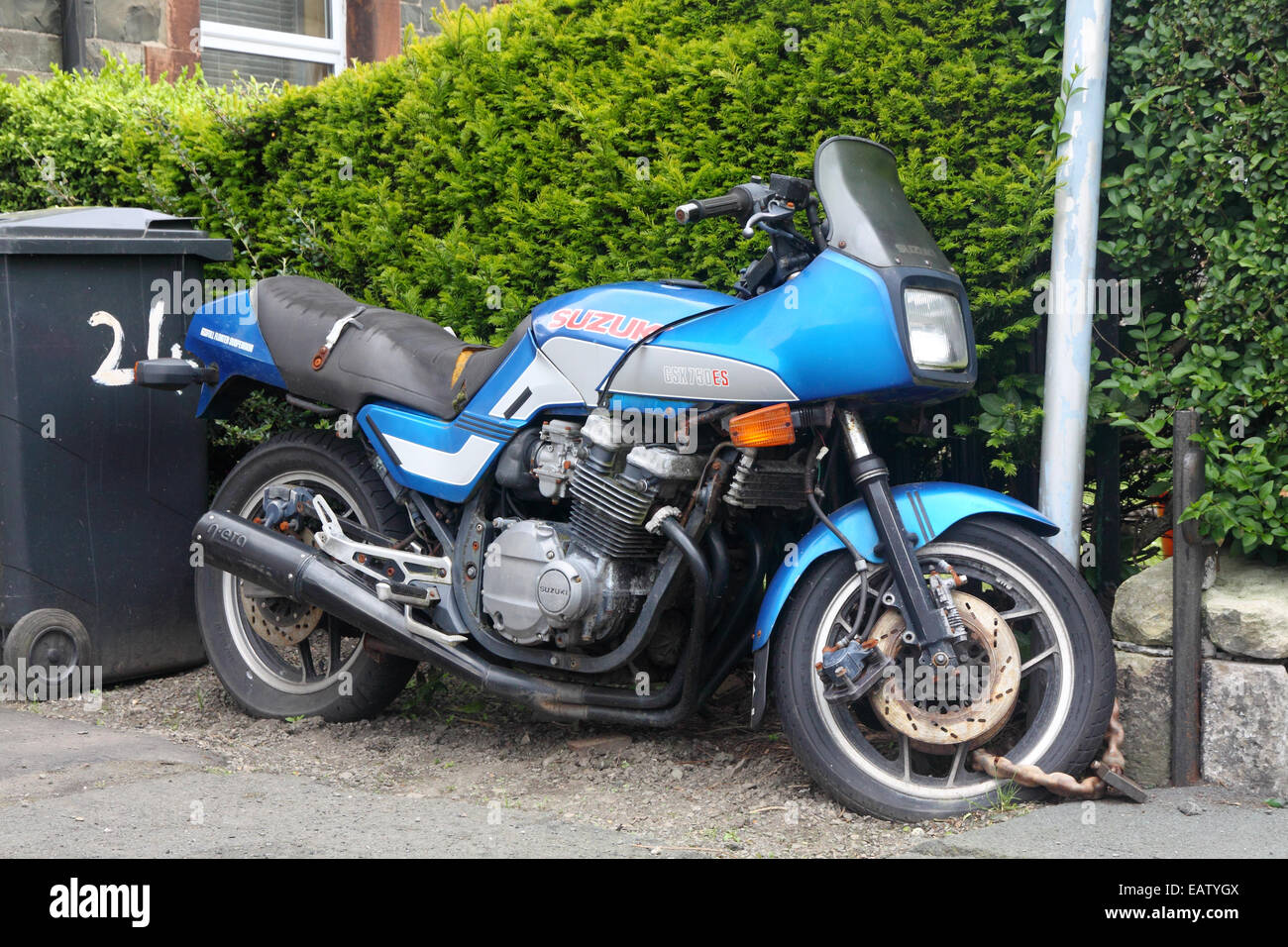 Ancienne moto Suzuki, enchaînés à la lampe-post Photo Stock - Alamy