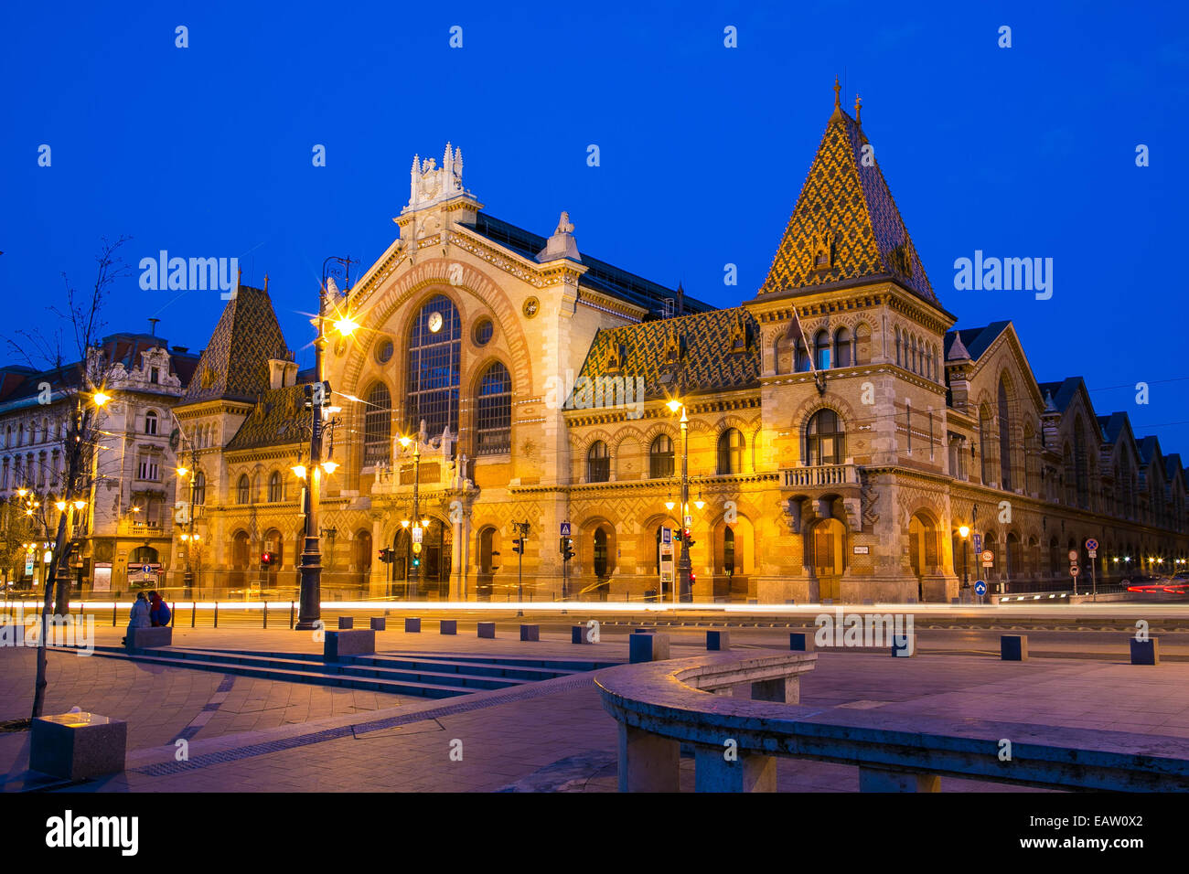 Grande halle de Budapest Hongrie dans les feux du soir Banque D'Images