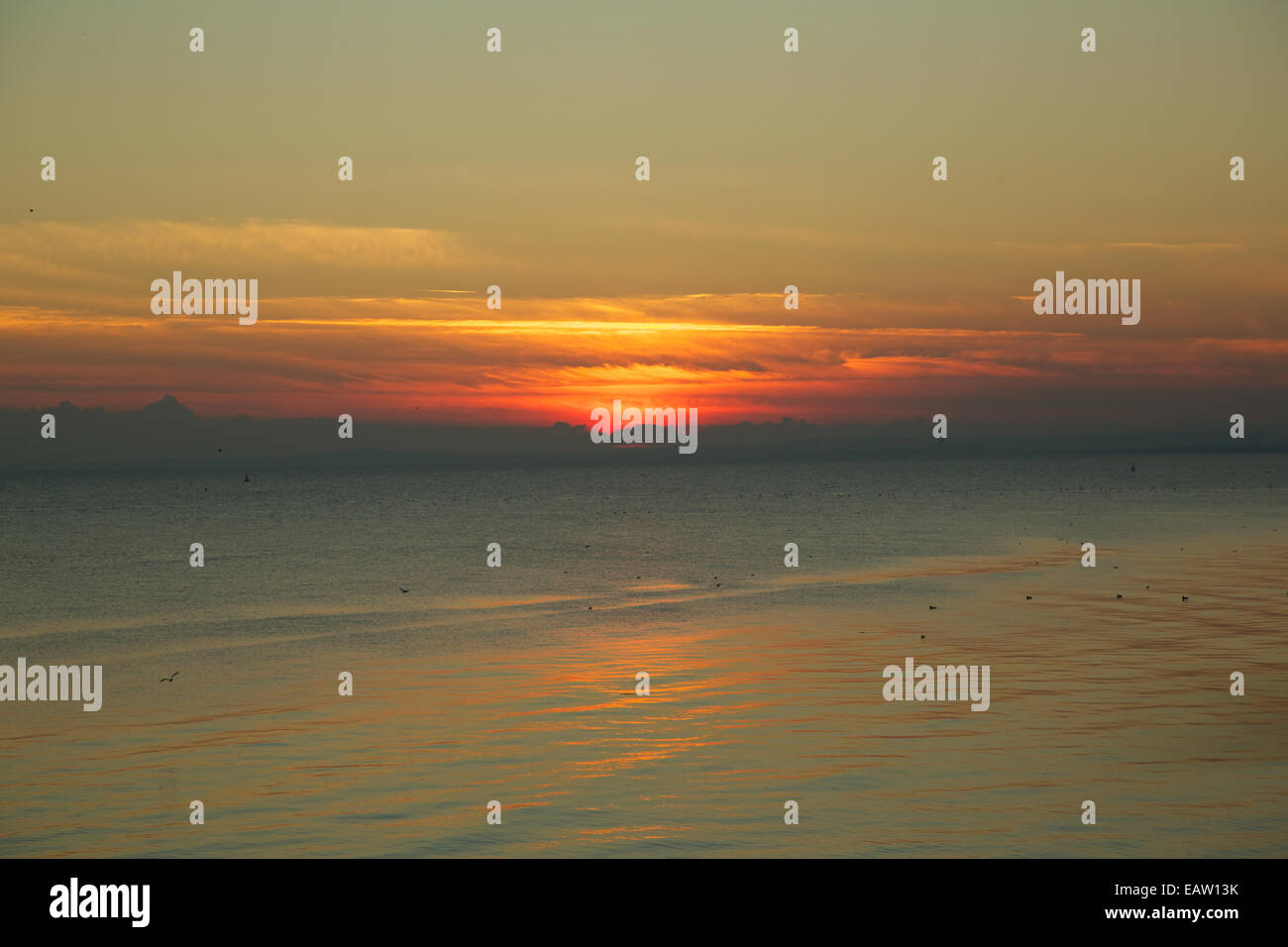 Coucher de soleil sur l'estuaire du Severn et de la rivière Usk, Newport réserver les terres humides de l'estuaire de Severn, et de l'Usk, Gwent, au Pays de Galles, Royaume-Uni, l'Union européenne. Banque D'Images