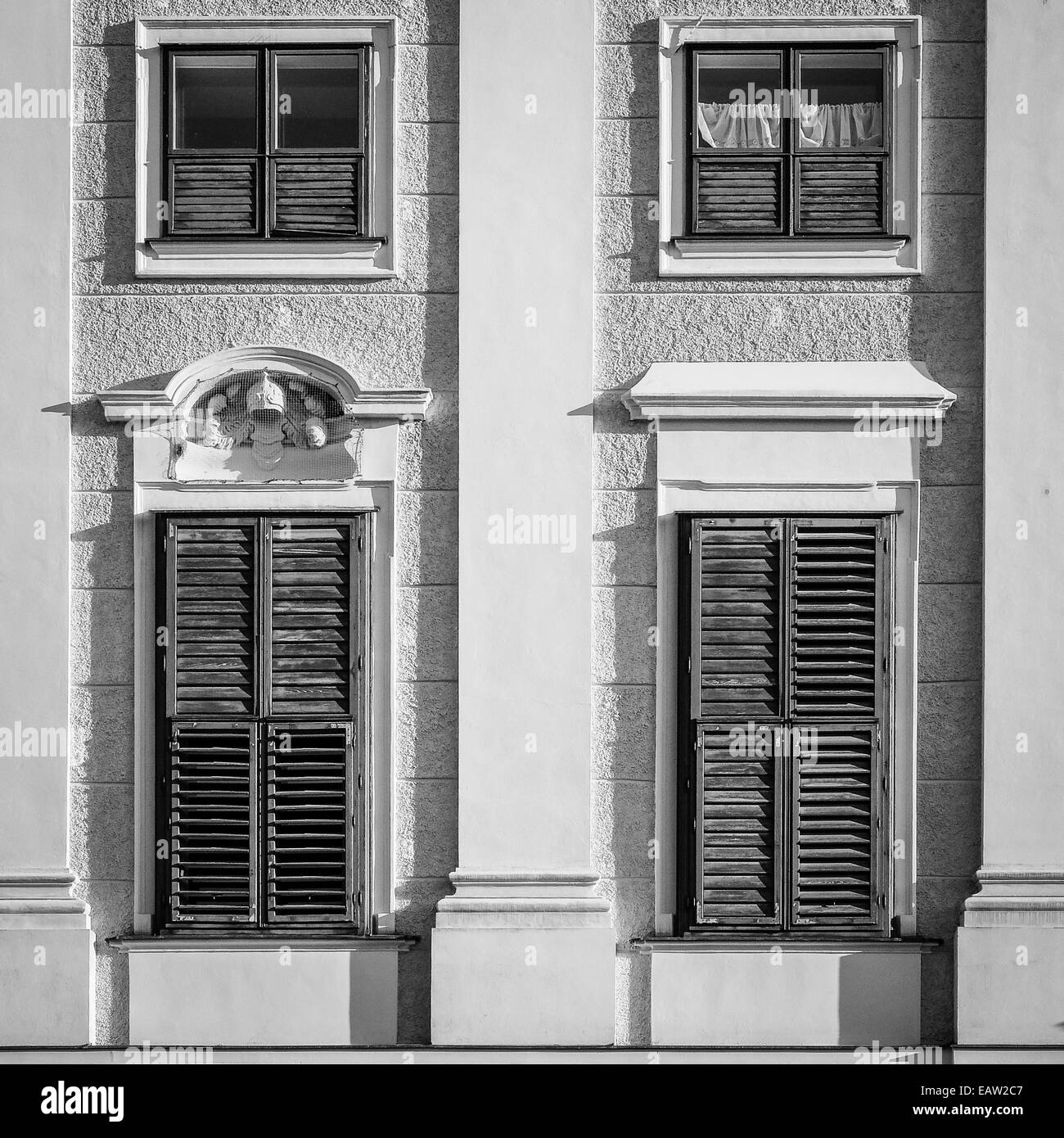 Fenêtres anciennes à Vienne Banque D'Images