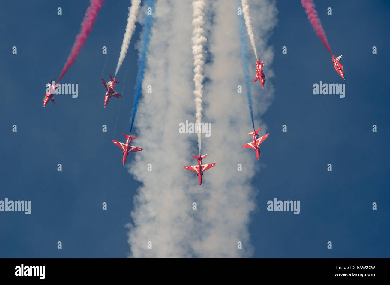 RAF sept flèches rouges effectuer une manœuvre acrobatique en formation avec rouge blanc et bleu fumée à l'Airshow 2014 Southport Banque D'Images
