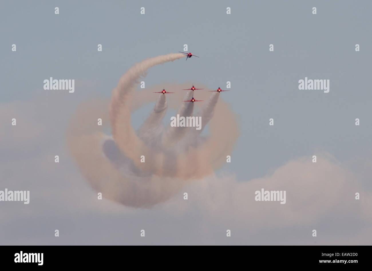 RAF cinq flèches rouges effectuer une manœuvre acrobatique matériel roulant en formation avec le blanc et la fumée à l'Airshow 2014 Southport Banque D'Images