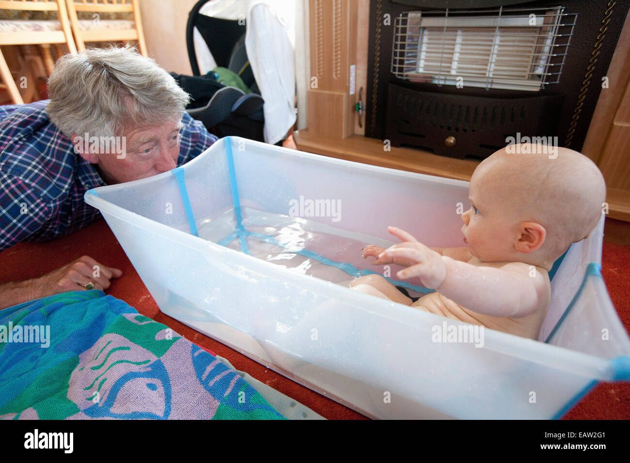 Grand-père et l'enfant jouant à cache-cache dans la baignoire Photo Stock -  Alamy