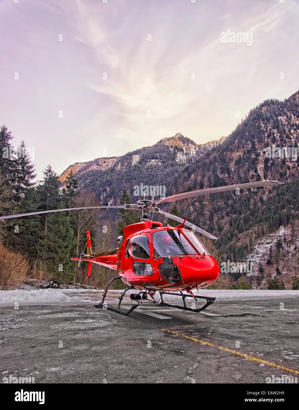 Hélicoptère de l'héliport de rouge à alpes suisses Banque D'Images