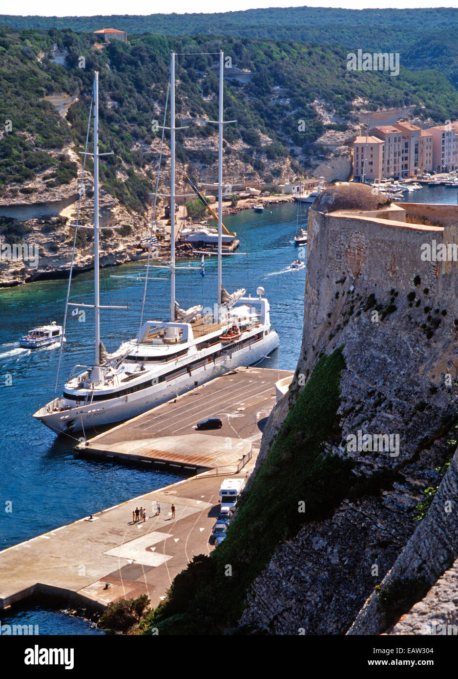 Petit bateau de croisière Le Ponant amarré dans Bonafacio, Corse, port. Banque D'Images
