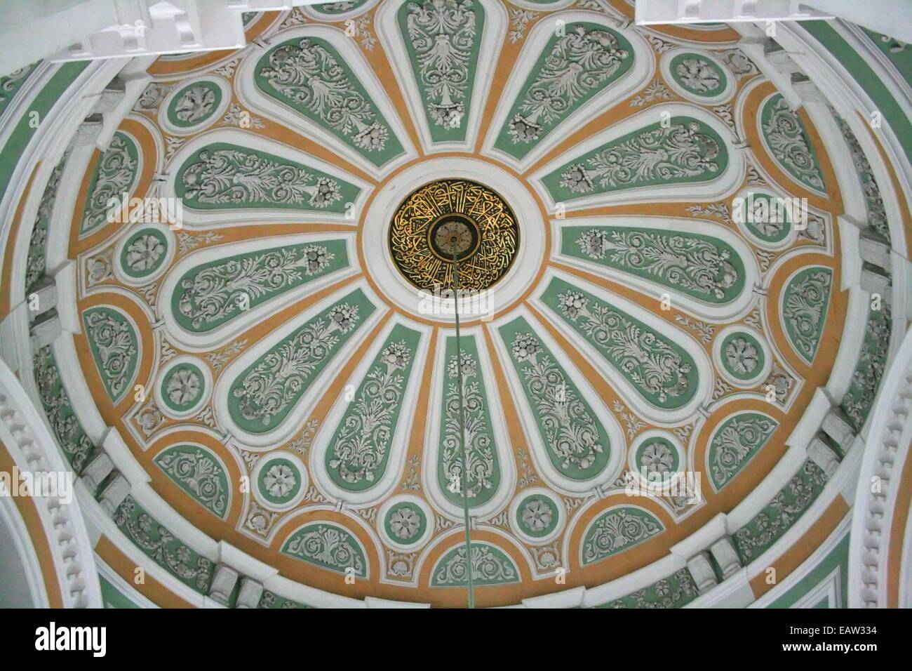Dôme de mosquée Mecidiye Kucuk à Istanbul, Turquie Banque D'Images