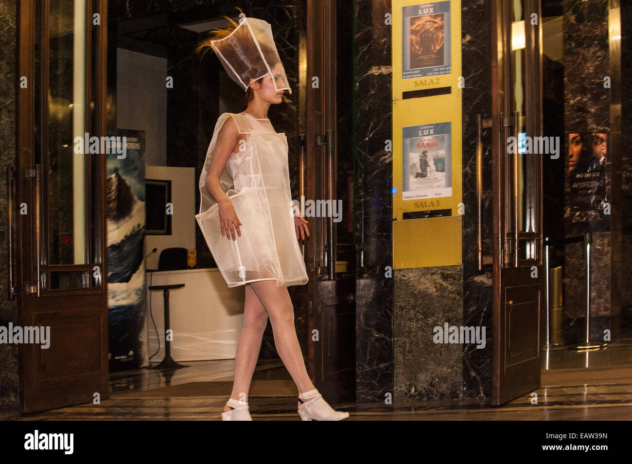 Turin, Italie. 20 novembre, 2014. Inauguration de magasins temporaires et 10 avec des bulles à l'intérieur de chaque suspension, une robe d'un designer de mode. Le projet s'appelle "ar.de. La mode s'allume Turin, 'et est promu par l'association Golfart et se poursuivra jusqu'au 31 janvier 2014 - performance vestimentaire/Led ''3 fois par Walter Dang et Adriana Delfino Crédit : Realy Easy Star/Alamy Live News Banque D'Images