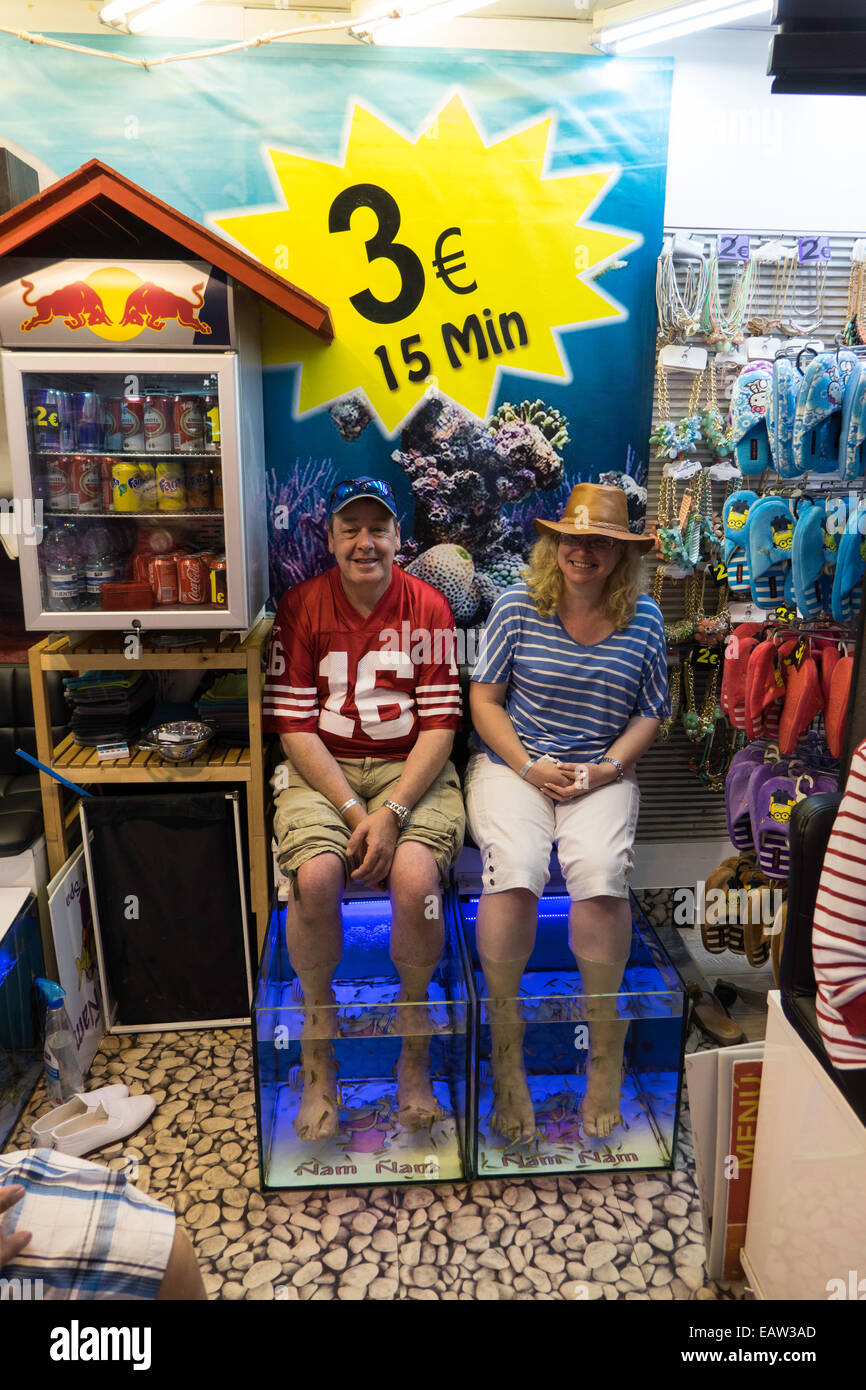 Nam Nam thérapie avec réservoirs de poissons Poissons médecin dans des citernes et deux touristes prenant 15 minutes pour 3 euros Banque D'Images