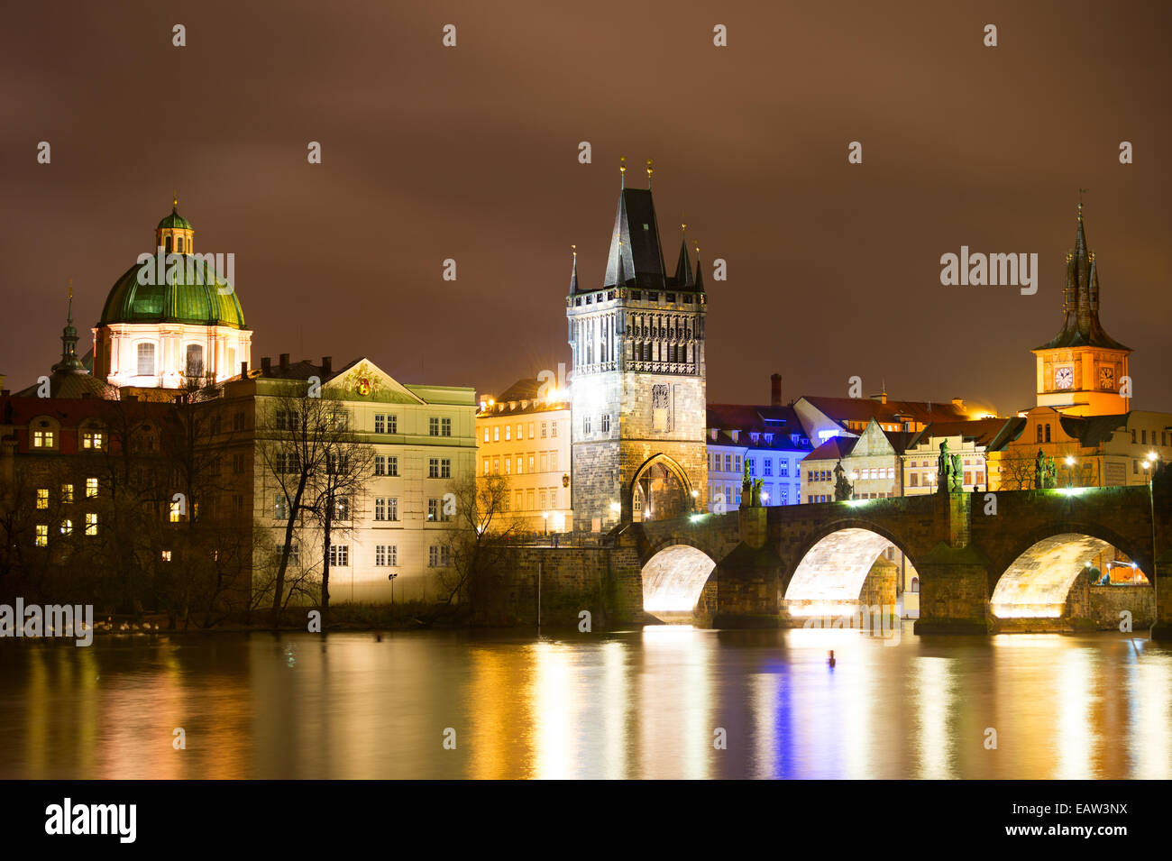 Vue de nuit sur le pont Charles et l'église de saint François à Prague Banque D'Images