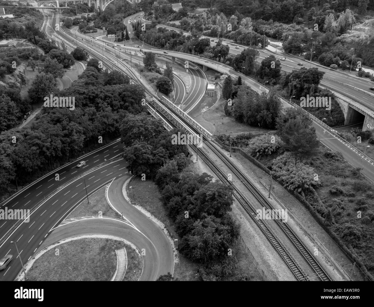 Lisbonne en noir et blanc paysage urbain avec sillonnent les routes de passage Banque D'Images