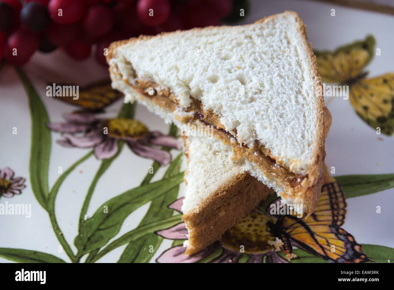 Pain au beurre d'arachide servi le petit déjeuner américain plaque sandwich de pain blanc gelée Banque D'Images