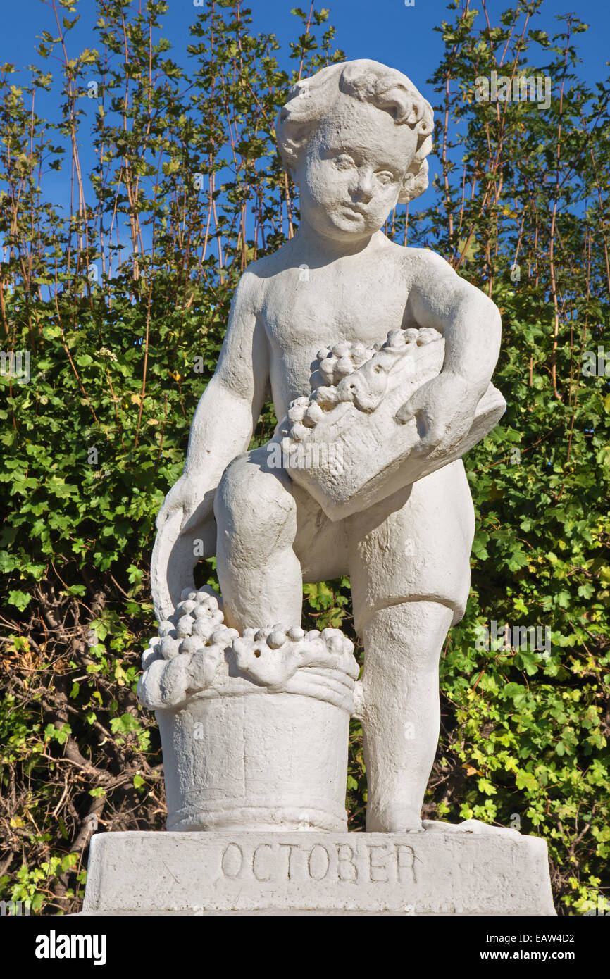 Vienne - La sculpture symbolique du mois d'octobre dans les jardins du palais du Belvédère. Banque D'Images