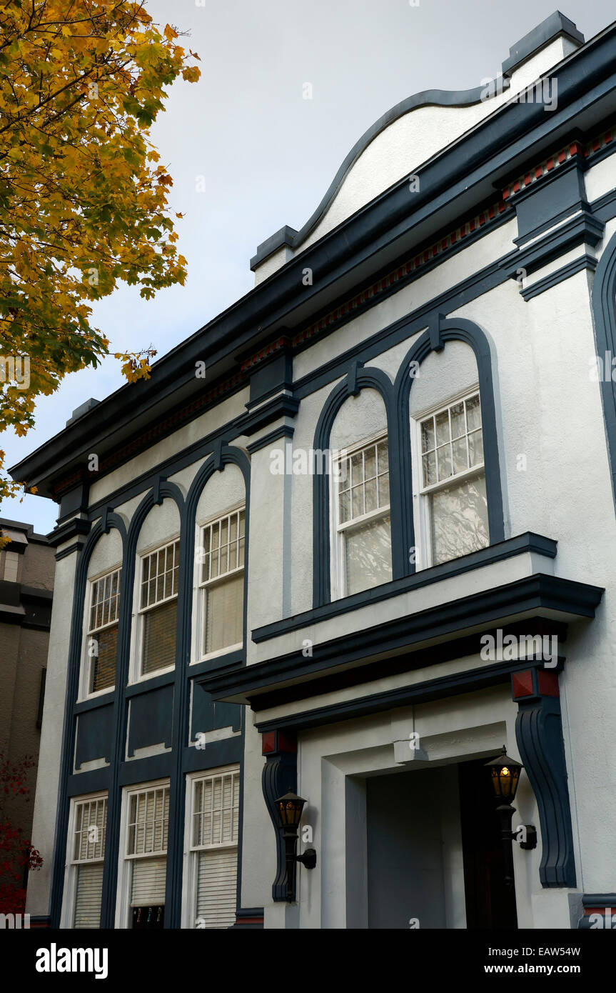 Vieille de deux étages immeuble dans le quartier South Granville, Vancouver, BC, Canada Banque D'Images