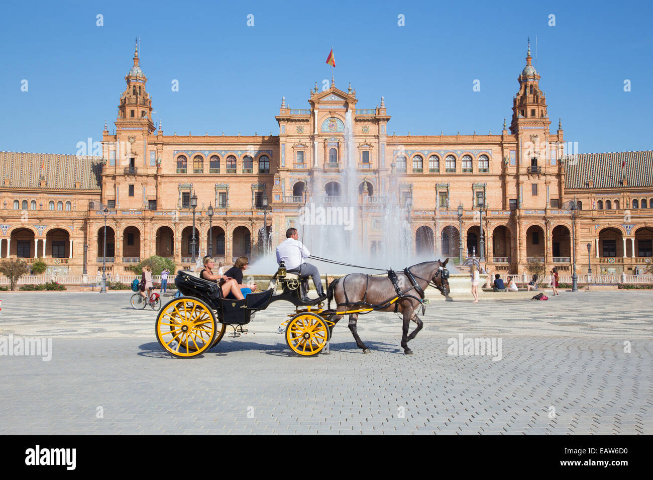 Séville - La Plaza de Espana square conçu par Ani-bal Gonzalez (1920) dans un style Art déco et Neo-Mudejar. Banque D'Images