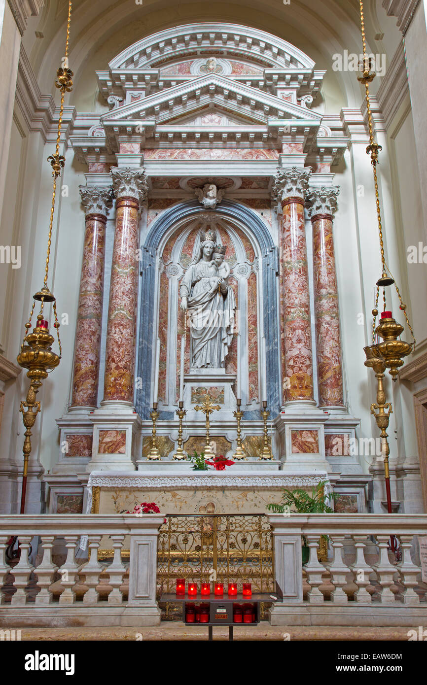 Venise - autel par Antonio Rosa avec la Madone du Rosaire (1836) à l'église Santa Maria del Rosario (Chiesa dei Gesuati). Banque D'Images