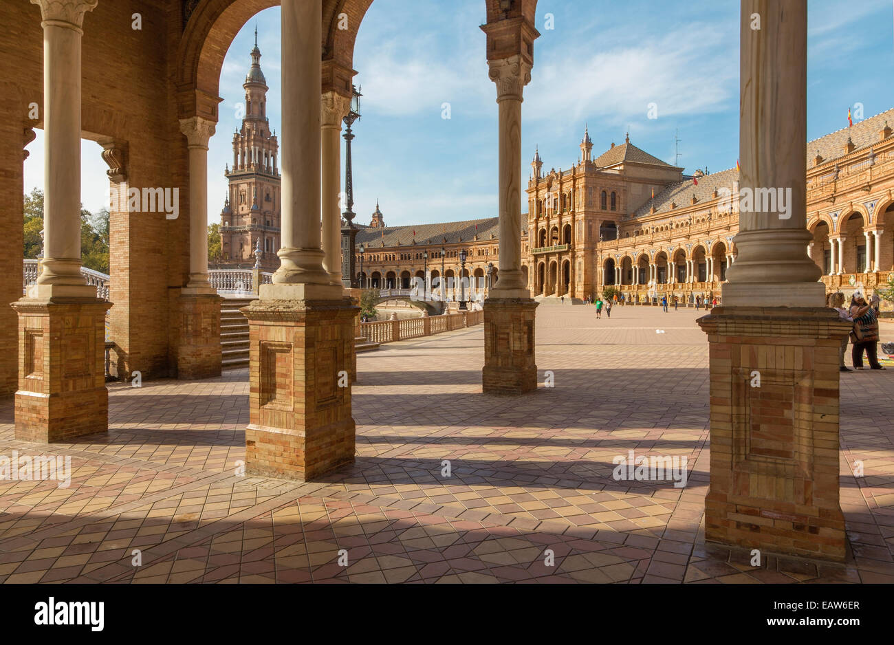Séville - le portique de la Plaza de Espana square conçu par Ani-bal Gonzalez (1920) dans un style Art déco et Neo-Mudejar. Banque D'Images