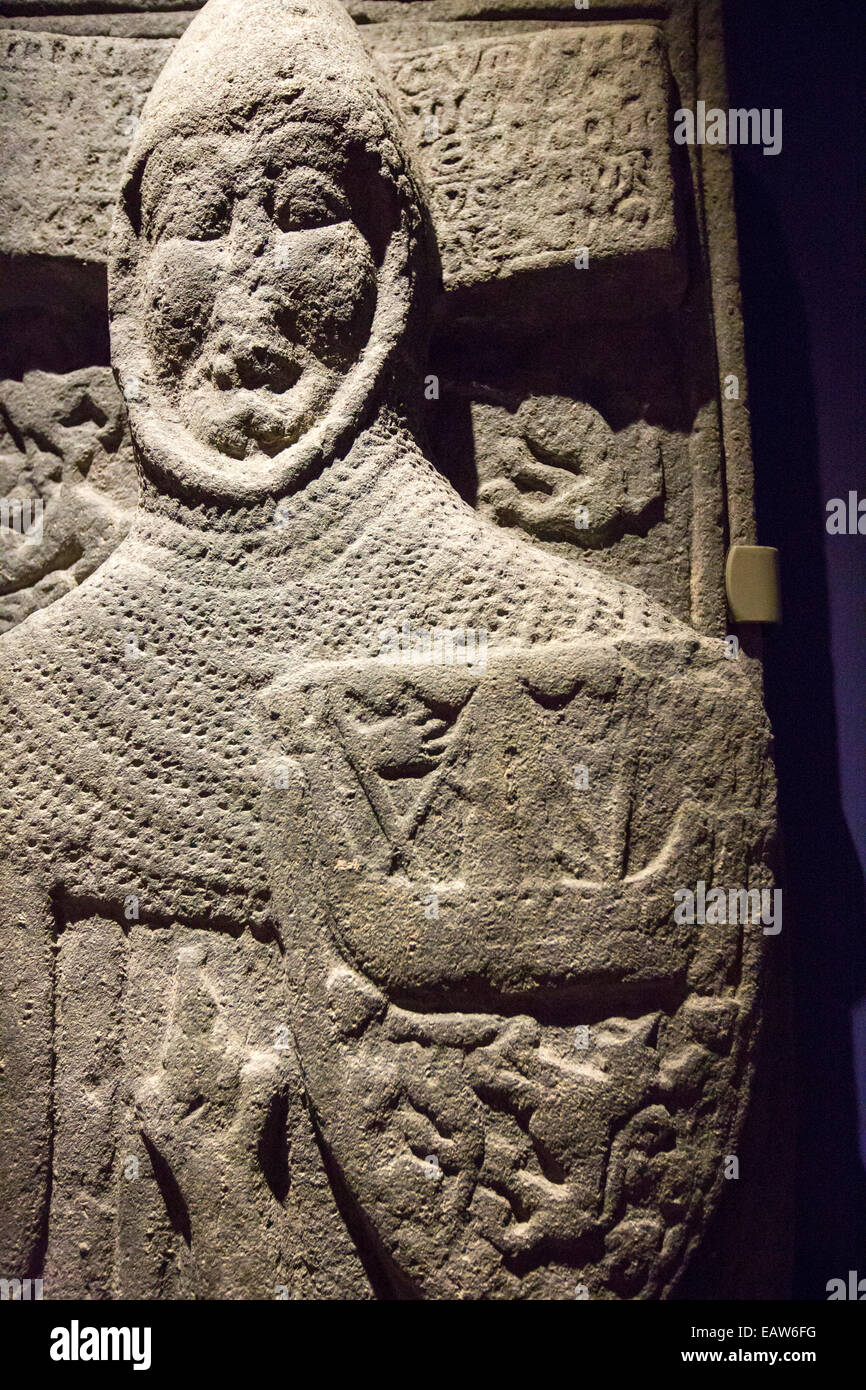 Une ancienne dalle grave conservé à l'abbaye d'Iona Iona, off Mull, Ecosse, Royaume-Uni. Banque D'Images