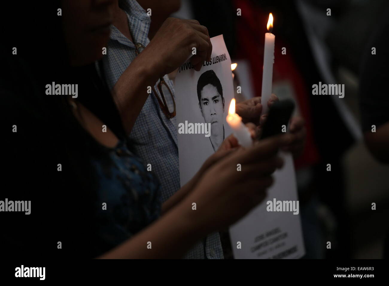 La ville de Panama, Panama. 20 novembre, 2014. Une personne est titulaire d'un droit d'un étudiant lors d'une veillée pour la disparition de 43 étudiants dans l'État mexicain de Guerrero, à Panama City, capitale du Panama, le 20 novembre 2014. Source : Xinhua/Alamy Live News Banque D'Images