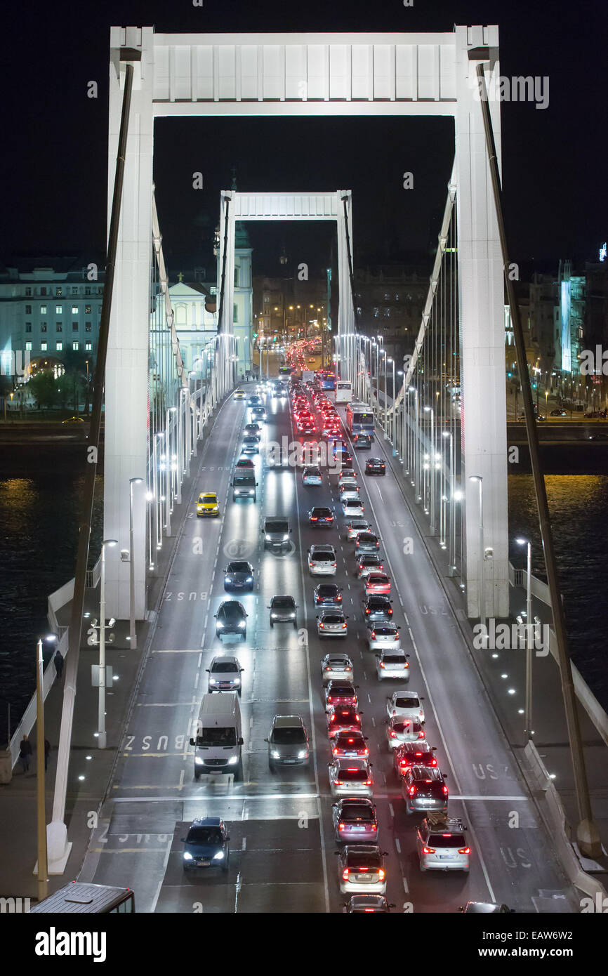 (141121) -- Budapest, novembre 21, 2014 (Xinhua) -- Photo prise le 20 novembre 2014, montre le pont Elisabeth, à Budapest, en Hongrie. Cette année marque le 50e anniversaire du nouveau pont Elisabeth qui a été remis le 21 novembre 1964. Il est nommé d'après Elisabeth de Bavière, une reine populaire de la Hongrie et de l'impératrice d'Autriche, qui a été assassiné en 1898. L'original Pont Elisabeth a été construit entre 1897 et 1903, et a été détruit par les sapeurs de la Wehrmacht, le 18 janvier 1945. Le pont situé à la partie la plus étroite du Danube dans la zone relie Budapest Buda et Pest. (Xinhua/Attila V Banque D'Images