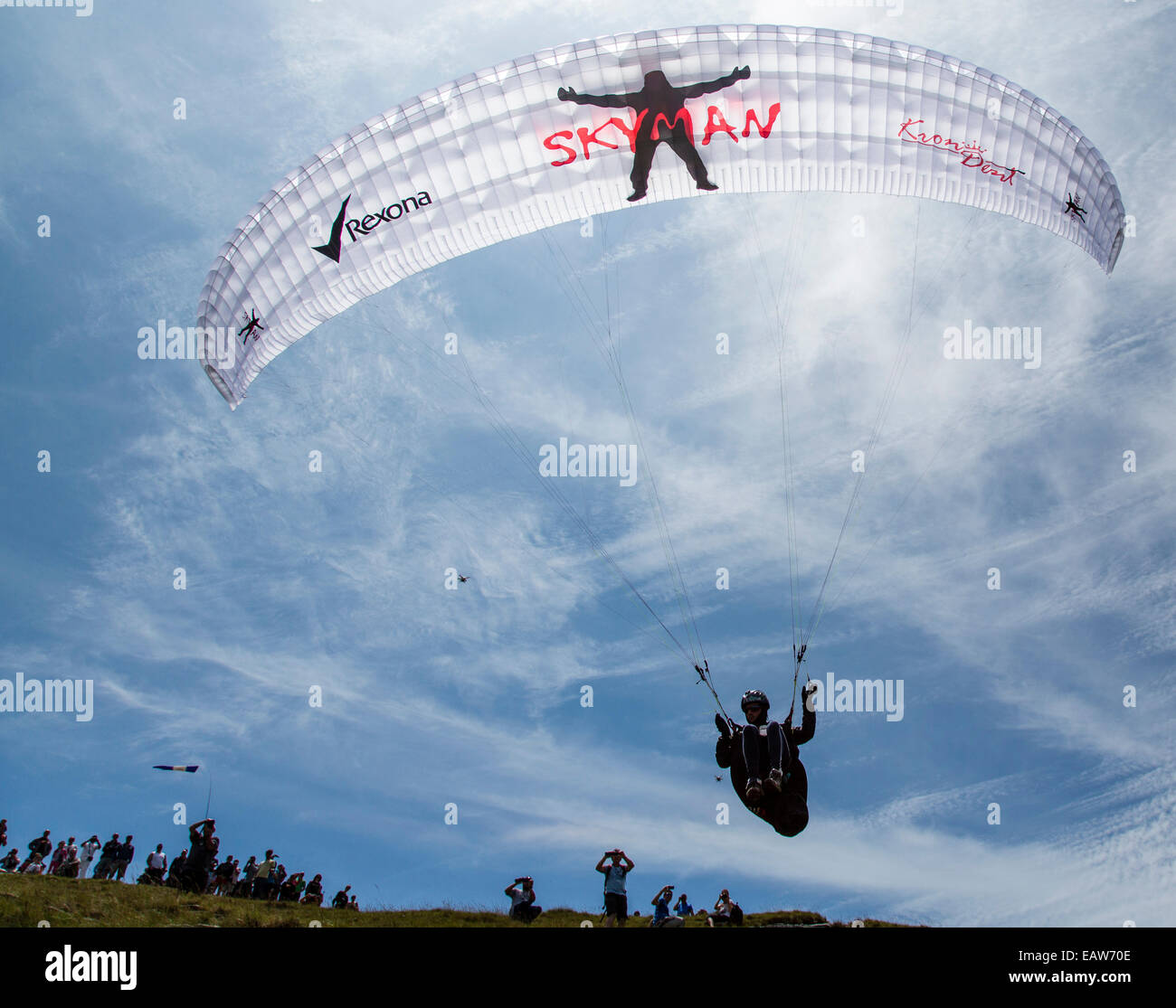 Piilot Toma Coconea voler en parapente à la deuxième édition X-Pyr paraglading et randonnées la concurrence dans Larun, Espagne. L'objectif est de franchir les Pyrénées, d'ouest en est, à partir de la baie de Biscaye et de finition par la Méditerranée. La première o Banque D'Images