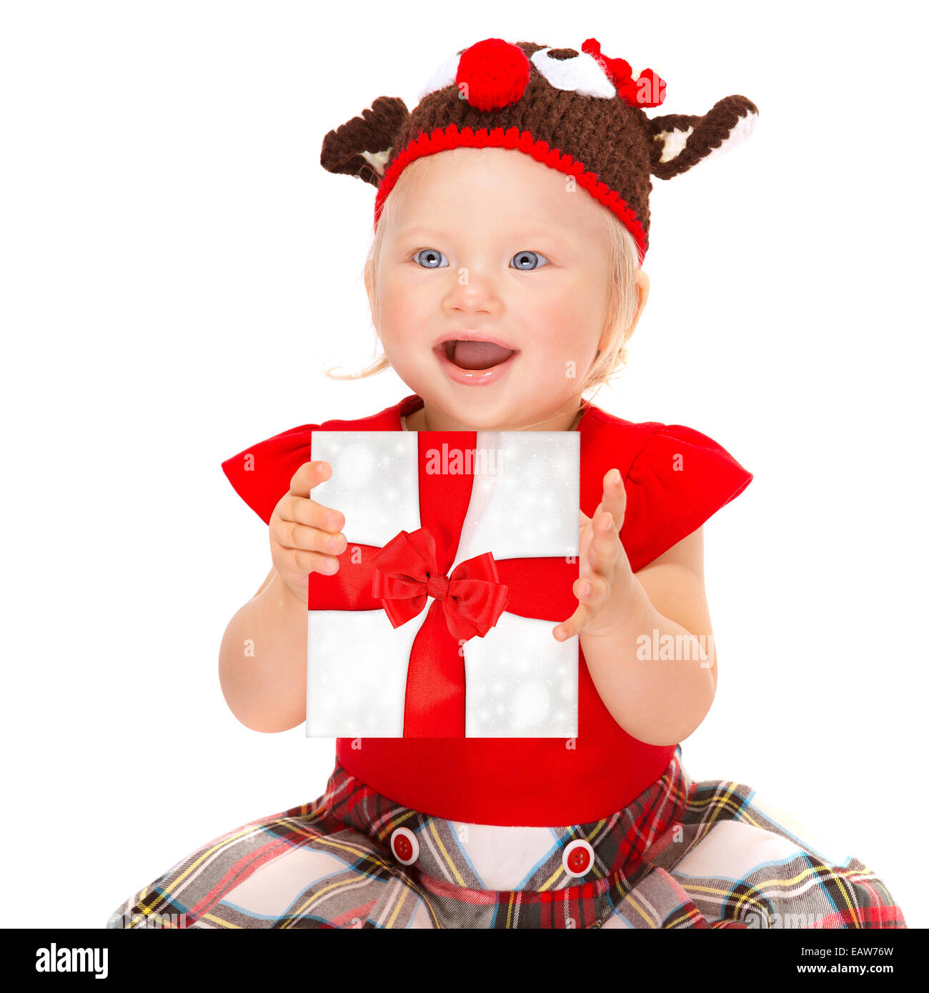 Portrait of cute happy baby girl holding en mains boîte-cadeau isolé sur fond blanc, portant le costume de fête, Rudolf hat Banque D'Images