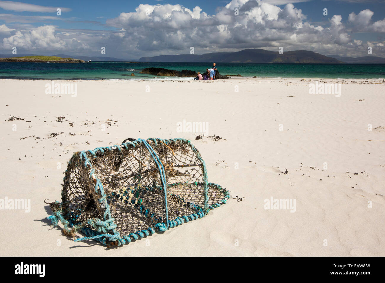 Plages de sable blanc et des mers propres sur la côte nord d'Iona, off Mull, Écosse, Royaume-Uni, avec un lobster pot lavé à terre. Banque D'Images